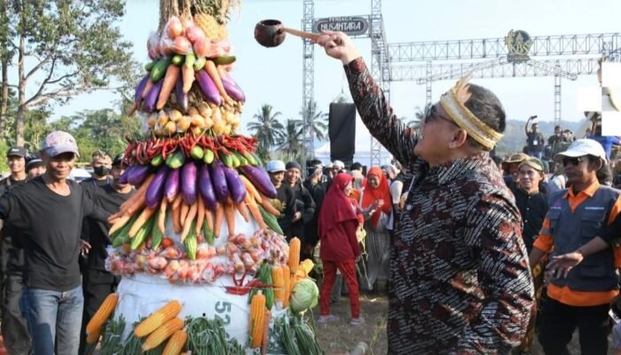Ribuan Warga Padati Kirab Budaya Slumpring Cibuyur, Tradisi dan Ekonomi Bersatu di Pemalang