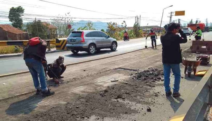 Pengaspalan 400 Meter, Arus Lalu Lintas di Flyover Kretek Macet Sistem Buka Tutup