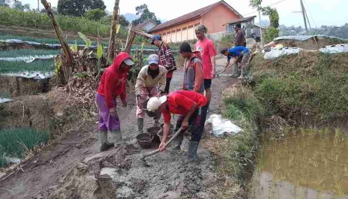 Warga Kubang Bogo Sirampog Gotong Royong Perbaiki Jalan Rusak, Pemdes Apresiasi dan Salurkan Bantuan Material