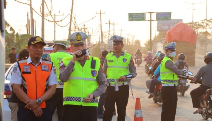 Polres Kendal Tertibkan Truk Besar Yang Parkir Di Bahu Jalan Di Perbatasan Kabupaten Kendal dan Kota Semarang