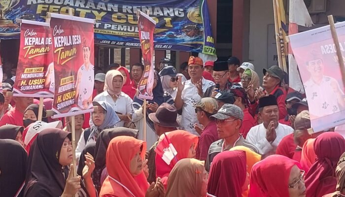 Lautan Warga Berseragam Merah Bersholawat Warnai Pendaftaran Usup Sumanang ke Balai Desa Taman Pemalang