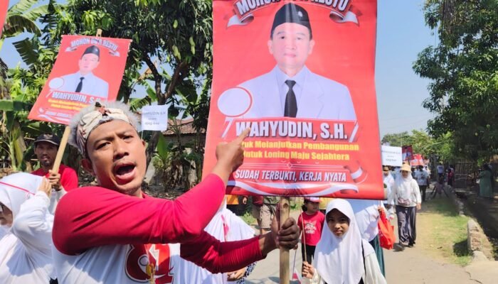 Ribuan Warga Bergemuruh Berteriak Lurahe Ajeg Bae, Antar Wahyudin Daftar Kades Loning