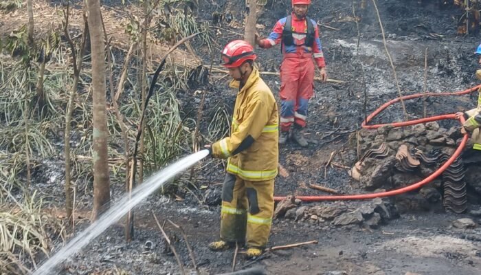 Diduda Gegaara Rebus Air Ditinggal, Rumah Warga Desa Beluk Ludes Terbakar