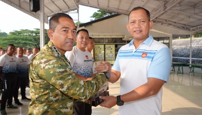 Pangdam IV Diponegoro Serahkan Hadiah Lomba Menembak dan Renmil Pamen