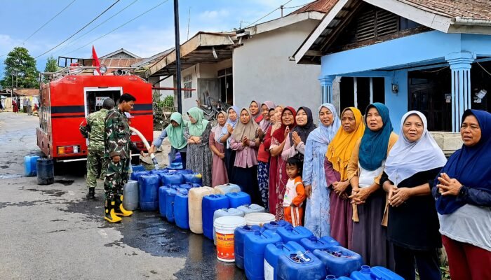 Krisis Air Bersih, Warga Des Pagenteran Terima Bantuan Air dari Kodim 0711/Kodim