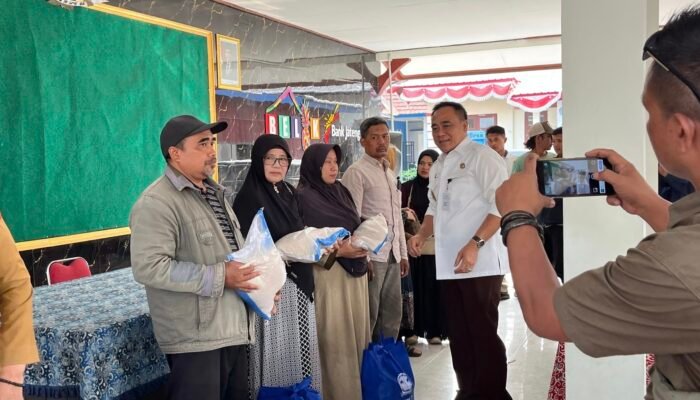 PLT. Bupati Pemalang Salurkan Bantuan ke Pedagang Terdampak Kebakaran Pasar Belik