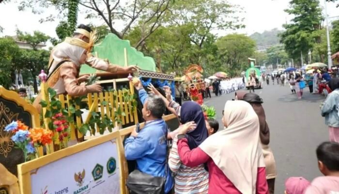 Aksi Manis Kafilah Pemalang: Bagi-bagi Nanas Madu Gratis di Pawai Ta’aruf MTQ XXXI