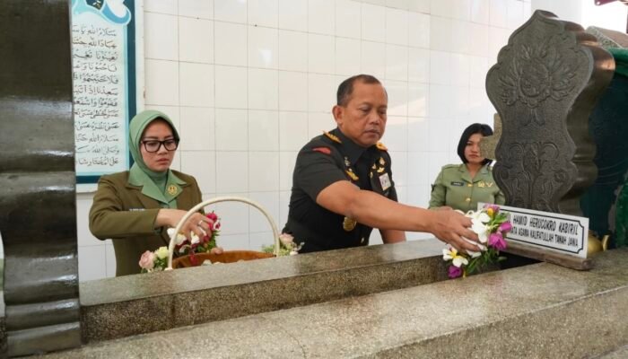 Pangdam IV/Diponegoro Ziarah Makam Pangeran Diponegoro di Makassar