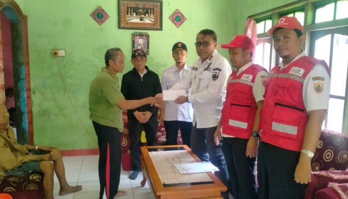 Gerak Cepat, Camat Belik Salurkan Bantuan PMI untuk Korban Kebakaran Desa Beluk