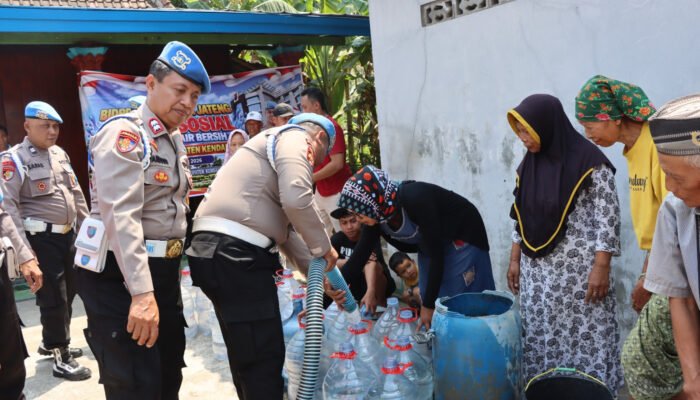 Bidpropam Polda Jateng Salurkan Bantuan Air Bersih Bagi Warga Desa Tejorejo Kecamatan Ringinarum