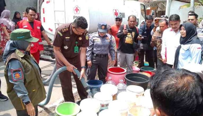 Kejari Brebes Salurkan 50 Ribu Liter Air Bersih di Paguyangan Tidak Hanya Berperan di Ruang Sidang Tetaapi Peduli Kemanusiaan