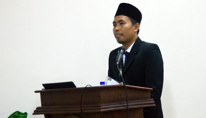 Sosok Arief, Guru MI Mantan Loper Koran Raih Doktor UIN Walisongo
