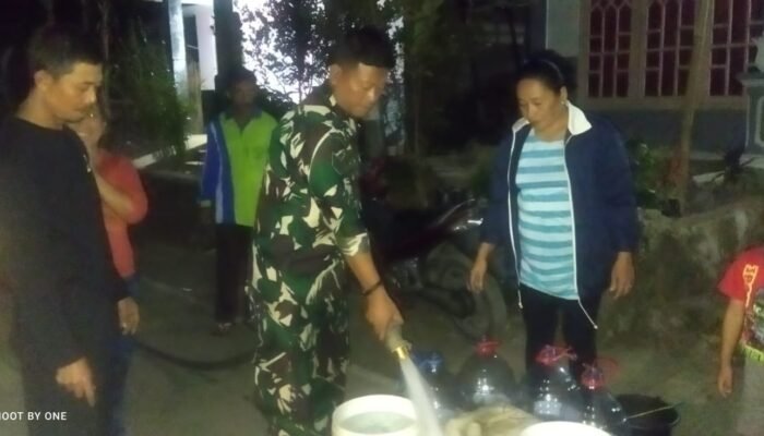 Tembus Gelapnya Malam : Prajurit Kodim Pemalang Salurkan Air Bersih hingga Dini Hari di Pulosari