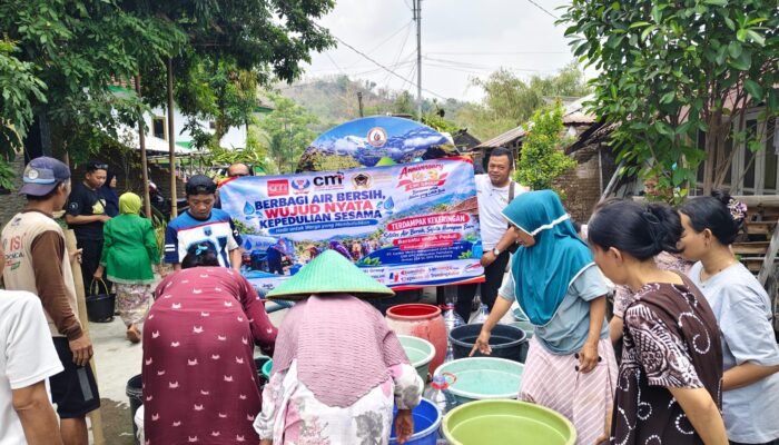 CMI Group Bersama GWI dan 234 SC Salurkan Ribuan Liter Air Bersih ke Desa Longkeyang