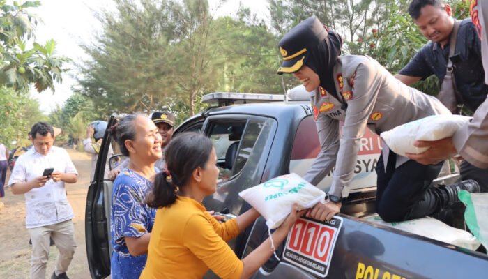 30 KK Di Desa Gempolsewu Dapat Bantuan Pangan Dari Polres Kendal